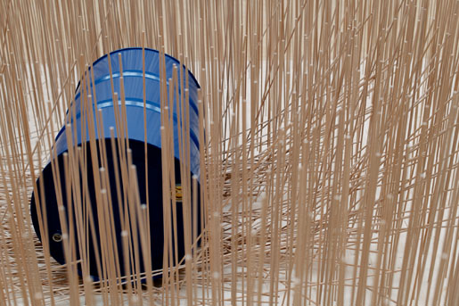 roman signer blaues fass