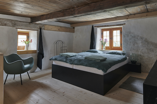Bild:  Das obere Doppelzimmer mit Blick in die Natur Foto: © Stiftung Ferien im Baudenkmal, Gataric Fotografie