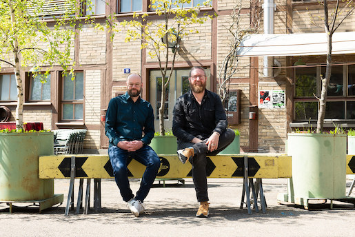 Stefan Dobler (r.) und John Canciani vor dem Kulturlokal Kraftfeld auf dem Sulzerareal - Foto: © Andri Kaufmann, A.K.JANUTIN Fotografie / IKW