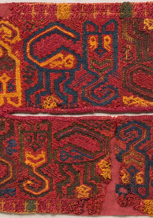 Zierborte einer Tunika, Peru, Südküste, späte Paracas-/frühe Nasca-Kultur, 2. Jh. v. Chr. –1. Jh. n. Chr., Stickerei in Baumwolle und Kamelidenwolle, Inv. Nr. 460 © Abegg-Stiftung Riggisberg (Christoph von Viràg).