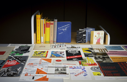 Bild: Blick in die Sammlung Jan Tschichold - Foto: © Basile Bornand