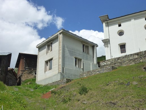 Bild: Totenstube in Vrin, Architekt: Gion A. Caminada - Foto: Adrian Michael, https://commons.wikimedia.org/wiki/User:Parpan05, 2011