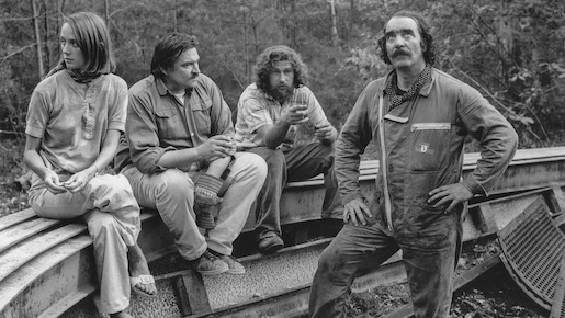 Niki de Saint Phalle, Bernhard Luginbühl, Josef Imhof und Jean Tinguely gönnen sich eine Pause beim Aufbau von Le Cyclop in Milly-la-Fôret, 1971. Foto: Nachlass Leonardo Bezzola