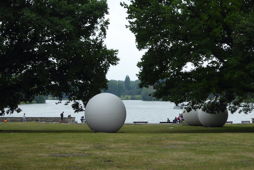 Claes Oldenburg, Giant Pool Balls, Aasee, Münster, 1977 - Foto: Erich Ferdinand, https://www.flickr.com/photos/erix/35561231595/ - Lizenz: https://creativecommons.org/licenses/by/2.0/deed.en - Datei: https://commons.wikimedia.org/wiki/File:Big_birds_-_Aasee,_Münster.jpg