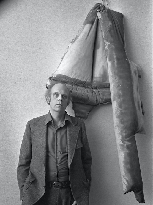 Claes Oldenburg 1970 im Stedelijk Museum Amsterdam - Foto: Bert Verhoeff, Nationaal Archief - Lizenz: https://creativecommons.org/licenses/by-sa/3.0/deed.en - Datei: https://commons.wikimedia.org/wiki/File:Claes_Oldenburg_(1970).jpg