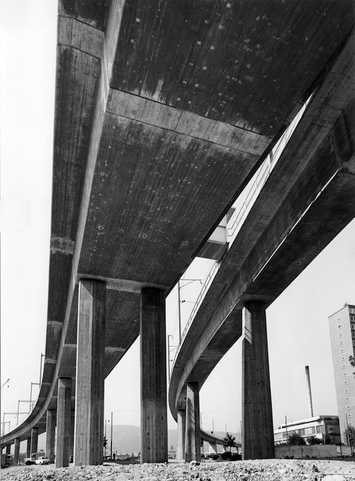 Hardturmviadukt der SBB nahe Zürich, von unten gesehen, 2009 - Foto: Baenziger Partner AG - Lizenz: https://creativecommons.org/licenses/by-sa/3.0/deed.en - Datei: https://commons.wikimedia.org/wiki/File:Hardturmviadukt_2_DJB.jpg