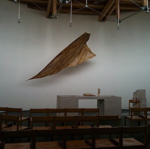 Erica Pedretti, Flügel über dem Abendmahlstisch im Kirchenraum der Reformierten Kirche Savognin - Foto: Xenos, https://commons.wikimedia.org/wiki/User:Xenos - Lizenz: https://creativecommons.org/licenses/by-sa/3.0/deed.en - Datei: https://commons.wikimedia.org/wiki/File:Reformierte_Kirche_Savognin_3.jpg