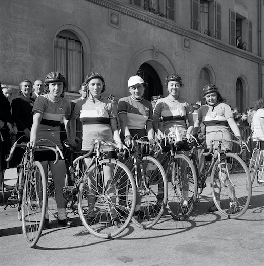 Frauenradrennen in Genf, 1950 Seit den 1950er-Jahren gibt es offizielle Frauenradrennen, die erste Tour de Suisse Women startet erst 2021. © Schweizerisches Nationalmuseum
