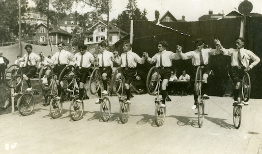 Massenreigen, 1930 Der 1916 gegründete Arbeiter-Touring-Bund fördert den Gruppensport. © Schweizerisches Sozialarchiv
