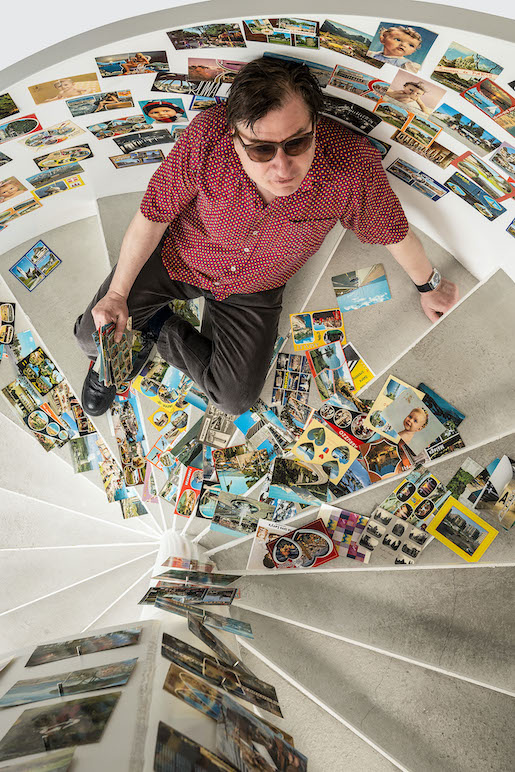 Beat Schlatter, Der Komiker und Schauspieler sammelt Postkarten (neuste Bühnenproduktion: Ab die Post), 2022, Foto: Museum für Gestaltung Zürich, ZHdK, Umberto Romito und Ivan Šuta