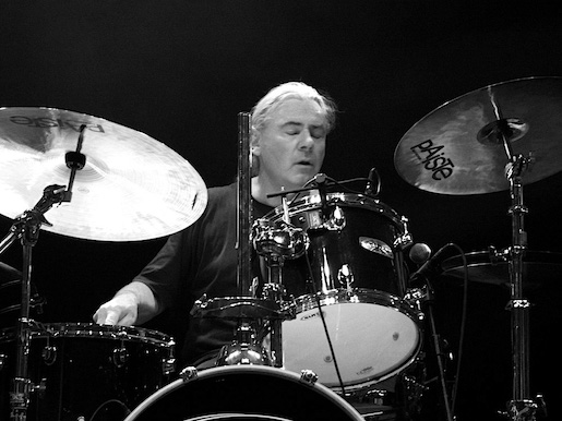 Fredy Studer 2012 bei Moers Festival - Foto: Nomo michael hoefner http://www.zwo5.de - Lizenz: https://creativecommons.org/licenses/by-sa/3.0/deed.en - Datei: https://commons.wikimedia.org/wiki/File:Fredy_Studer_DSCF1382.jpg