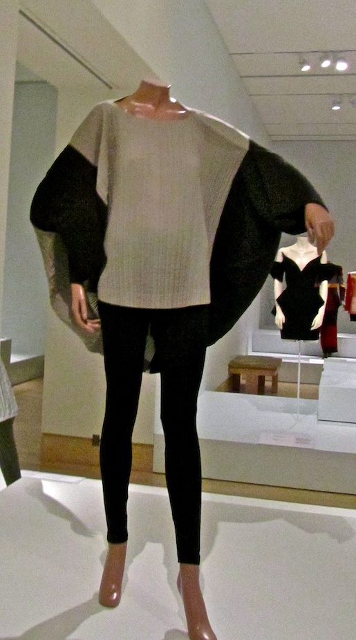 Issey Miyake design from the Rhythm Pleats collection of 1990; polyester, pleated, and heat and pressure set - Foto: ellenm1, 2011, https://www.flickr.com/photos/ellenm1/5181160643/sizes/l/in/photostream/ - Lizenz: https://creativecommons.org/licenses/by/2.0/deed.en - Datei: https://commons.wikimedia.org/wiki/File:Issey_Miyake_Rhythm_Pleats_series_1990.jpg