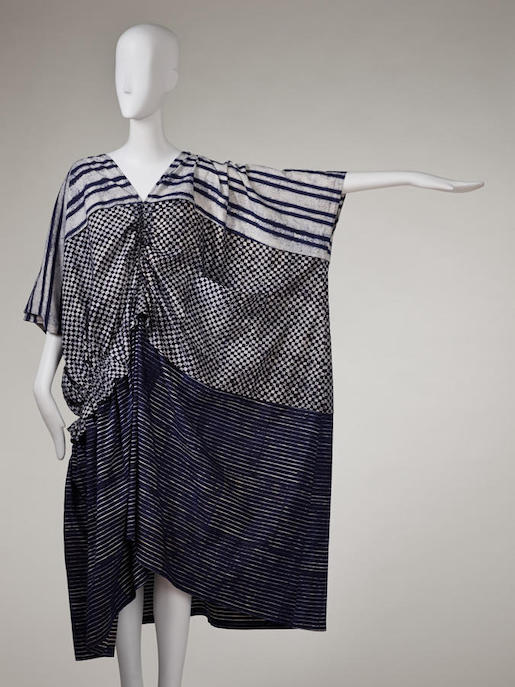 Rectangular caftan dress by Issey Miyake, Japan, Summer 1984. Cotton with indigo blue resist-dye batik pattern. RISD Museum - Foto: https://risdmuseum.org/art-design/collection/indigo-batik-dress-2016565, Photographer from the Rhode Island School of Design Museum of Art - Lizenz: https://creativecommons.org/publicdomain/zero/1.0/deed.en - Datei: https://commons.wikimedia.org/wiki/File:Issey_Miyake,_Summer_1984_-_Indigo_Batik_Dress_01.jpg