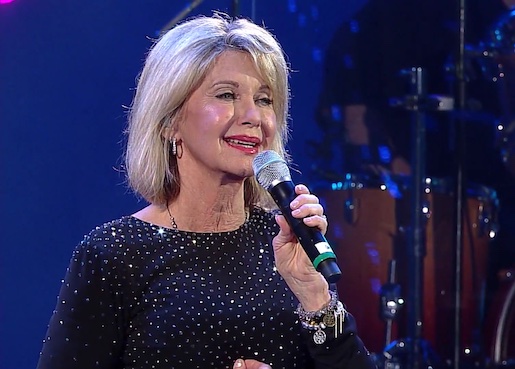 Olivia Newton-John, 2017 - Foto: FESTIVALDEVINACHILE, https://www.youtube.com/channel/UCTqDzPyS7dDBxjywNROdAUg - Lizenz: https://creativecommons.org/licenses/by/3.0/deed.en - Datei: https://commons.wikimedia.org/wiki/File:Olivia_Newton-John_at_Viña_2017_(4).png