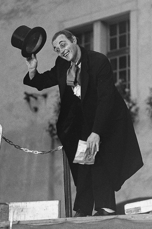 Peter Freiburghaus mit Zampanoo’s Variété 1981 auf dem Rathausplatz Thun - Foto: © Christian Helmle, https://christianhelmle.ch/