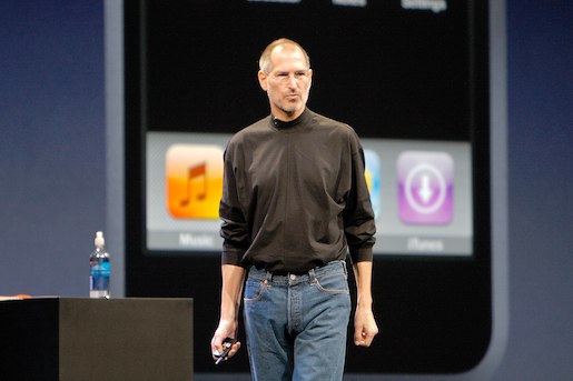Steve Jobs wearing his signature black mock turtle neck by Issey Miyake, 2008 - Foto: Tom Coates, https://www.flickr.com/people/12037949715@N01 - Lizenz: https://creativecommons.org/licenses/by/2.0/deed.en - Datei: https://commons.wikimedia.org/wiki/File:Steve_Jobs_talks_about_the_iPhone_(2197013436).jpg