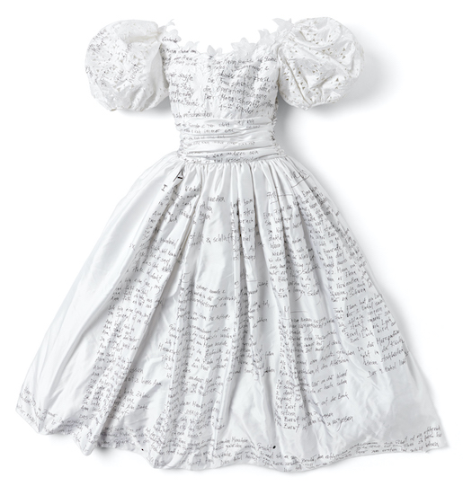 Aglaja Veteranyi, Brautkleid beschriftet (2001), Nachlass Aglaja Veteranyi, Schweizerisches Literaturarchiv, Schweizerische Nationalbibliothek. Foto: NB, Simon Schmid
