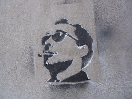 Graffiti in Montreal, 2012 - Bild: James Stencilowsky, https://www.flickr.com/photos/200moremontrealstencils/2724242433/ - Lizenz: https://creativecommons.org/licenses/by/2.0/deed.en - Datei: https://commons.wikimedia.org/wiki/File:Godard_pochoir.jpg