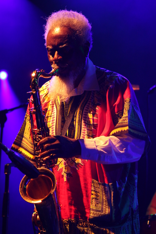 Pharoah Sanders, 2013 - Foto: Oliver Abels (SBT), https://commons.wikimedia.org/wiki/User:SBT - Lizenz: https://creativecommons.org/licenses/by-sa/3.0/deed.en - Datei: https://commons.wikimedia.org/wiki/File:Deutsches_Jazzfestival_2013_-_Pharoah_and_the_Underground_-_Pharoah_Sanders_-_01.JPG