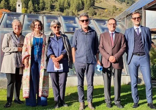 Da sanester: Barbara Janom-Steiner, Romana Ganzoni, Madlaina Lys, Flurin Bischoff, Peter Curdin Conrad ed Ilario Bondolfi Foto: © RTR, Georg Luzzi, https://www.rtr.ch/novitads/grischun/engiadina/fundaziun-georg-aliesch-davaz-premi-da-cultura-va-a-trais-persunas-en-engiadina