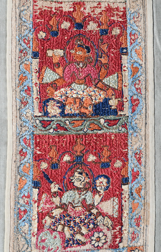 Weisheitsgöttinen: Details aus einer Stickerei, Indien, Gujarat, 15. Jh., Baumwolle, Seidenstickerei mit Satinstich, Inv.-Nr. 76.1506, TEX. 1. © Jagdish and Kamala Mittal Museum of Indian Art, Hyderabad, Indien