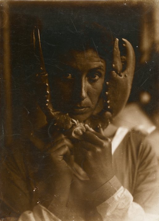 Anonym, Geneviève Hamon mit Hummerscheren © Les Documents Cinématographiques / Archives Jean Painlevé, Paris