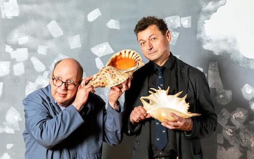 Hausmeister Winterberg (Uwe Schönbeck) und Prof. Christian Kropf erklären die Welt NMBE/Rodriguez