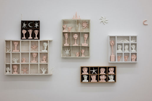 Installationsansicht Augustin Rebetez. Vitamin, 18.2. – 29.5.2023, Aargauer Kunsthaus Aarau - Augustin Rebetez, Untitled (woodboxes), 2023 - Fotos: ullmann.photography    