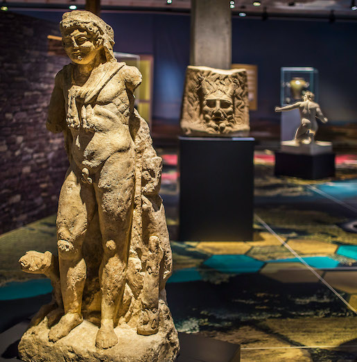 Blick in die Ausstellung - Foto: © Ruedi Habegger, Antikenmuseum Basel und Sammlung Ludwig