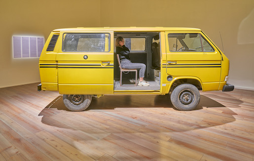 Emeka Ogboh LOS-CDG (Lagos to Paris), 2019 - Volkswagen Dano-Bus, 4 Lautsprecher, 6 Kopfhörer, diverses audiovisuelles Equipment, digitale Audiofiles im Loop - Installationsansicht Museum Tinguely - Courtesy the artist und Galerie Image Farès © Museum Tinguely, Basel - Foto: Daniel Spehr