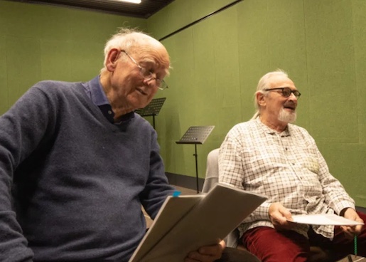 Franz Hohler (l.) und Urs Bihler bei den Aufnahmen im Hörspielstudio - Foto: © SRF