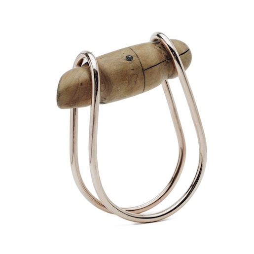 Cécile Guenat, Dick, 2014, Bracelet, cuivre plaqué or rouge 18 k, bois - Collection privée, photo Nicolas De Neve