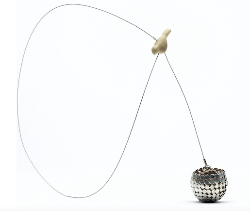 Sophie Bouduban, Nid, 1995, Collier, ivoire végétal, argent, câble acier - Fonds de l’artiste, photo Nicolas De Neve
