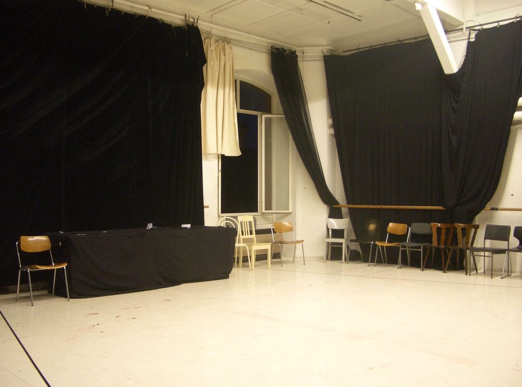 Probebühne – Public domain – Datei: https://commons.wikimedia.org/wiki/File:Probebühne.JPG