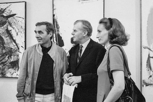 Gottfried Honegger (l.) mit dem Galeristen Eberhard W. Kornfeld und dessen Gattin Marlies an der Art Basel, 1970, Schwarz-Weiss-Fotografie, © Maria Netter, SIK-ISEA, Courtesy Fotostiftung Schweiz