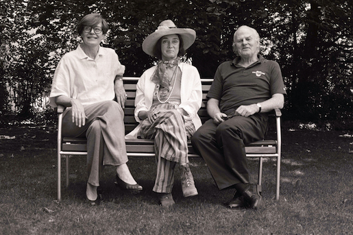 Niki de Saint Phalle mit Eberhard W. Kornfeld im Garten der Galerie Kornfeld, links Christine E. Stauffer © Edouard Rieben