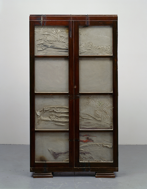 Doris Salcedo, Untitled, 1998 - Holzschrank mit Glas, Beton, Stahl und Kleidung; 183,5 × 99,38 × 30,8cm - Installationsansicht Pérez Art Museum, Miami, Florida, 2016, San Francisco Museum of Modern Art, Gift of Lisa and John Miller - © Doris Salcedo - Foto: David Heald  