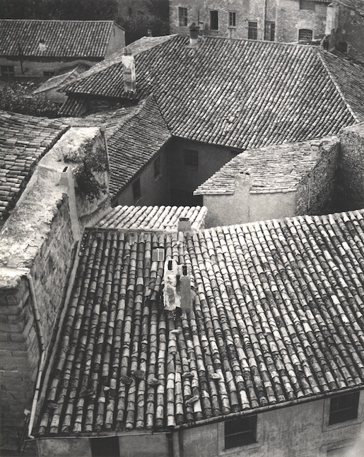 Henriette Grindat, Les toits des maisons à l‘Isle-sur-Sorgue, Frankreich, 1951 © Fotostiftung Schweiz