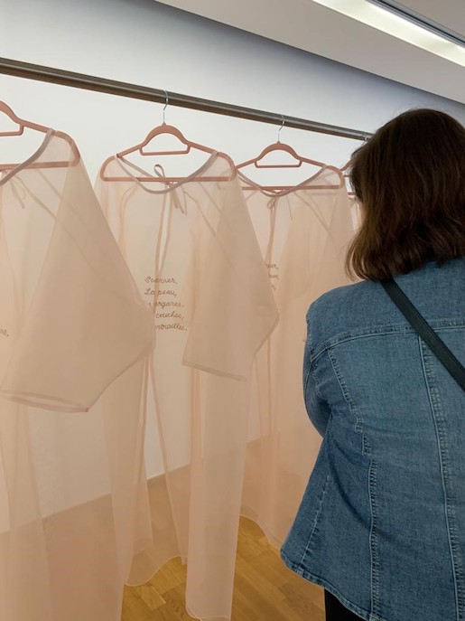 Aurélie Strumans. Chair Docteurs, 2023, 9 robes en organza de soie avec broderies en fil de coton, cintres en velours et barre en inox © Aurélie Strumans. Photo : Musées cantonaux du Valais, Sion.