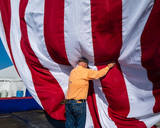 Debi Cornwall, Lever de drapeau. Rassemblement 