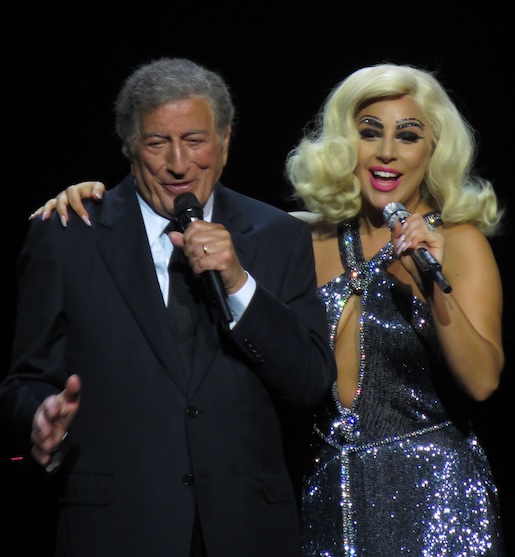 Tony Bennett und Lady Gaga, 2015 - Foto: marcen27, https://www.flickr.com/people/95288644@N05, C.Jonel - Lizenz: https://creativecommons.org/licenses/by/2.0/deed.en - Datei: https://commons.wikimedia.org/wiki/File:Tony_Bennett_&_Lady_GaGa,_Cheek_to_Cheek_Tour_08.jpg 