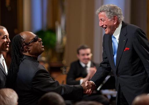 Tony Bennett trifft Stevie Wonder - Foto: http://www.whitehouse.gov/assets/slideshows/896x504/P022509PS-05981.jpg - Lizenz: Public domain - Datei: https://commons.wikimedia.org/wiki/File:Tony_Bennett_meets_Stevie_Wonder.jpg 
