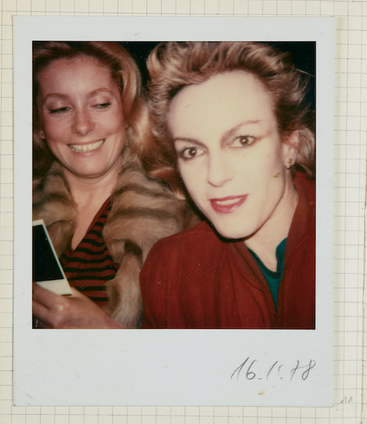 Selbstporträt mit Catherine Deneuve. Ursula Rodel entwirft in verschiedenen Filmen die Garderobe von Catherine Deneuve. Die beiden Frauen freunden sich an, verbringen die Ferien miteinander und Rodel kreiert auch privat Kleider für ihre Freundin. Sofortbilder von 1978, beschriftet von Ursula Rodel © Schweizerisches Nationalmuseum