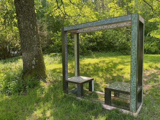 Sam Falls, Untitled (Healing Pavilion: calm and balance, peaceful sleep, soothes frayed nerves, endocrine system healing, mental organization, stress relief, patience, helps kidney function and fatigue, writer’s block and truthfulness, overcoming fear, and unconditional love, respectively to stones below), 2015, Edelstein-Terrazzo, Stahl, 183 x 61 x 183 cm - Courtesy der Künstler und Galerie Eva Presenhuber, Wien/Zürich - Credit: Biennale Weiertal