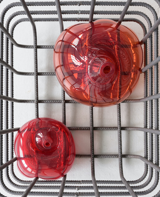 Mona Hatoum, Cellules, 2012–2013 (Detail), Weichstahl und mundgeblasenes Glas in acht Teilen, Masse variabel, Courtesy of the artist and Galerie Chantal Crousel, Paris, © Mona Hatoum. Foto: Florian Kleinefenn