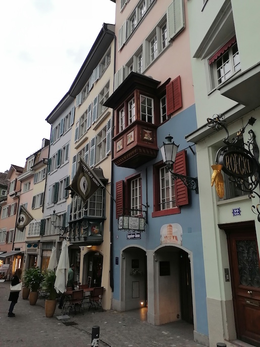 Wohnhaus des Komponisten und Verlegers Hans Georg Nägeli an der Augustinergasse 24 in Zürich - Foto: MadameStael, 2022 - Lizenz: https://creativecommons.org/publicdomain/zero/1.0/deed.de - Datei: https://commons.wikimedia.org/wiki/File:Wohnhaus_Hans_Georg_Nägeli.jpg?uselang=de