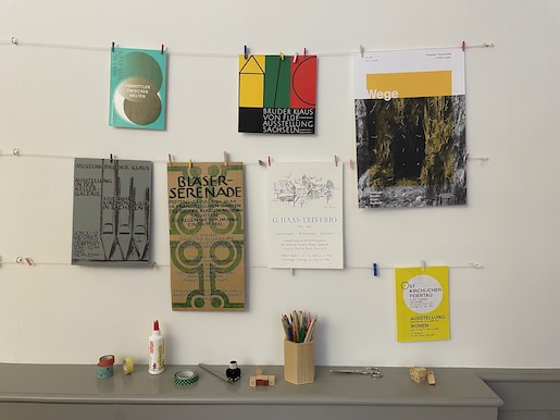 Plakatwerkstatt im Vermittlungsraum. Verschiedene KünstlerInnen. Sammlung Museum Bruder Klaus Sachseln
