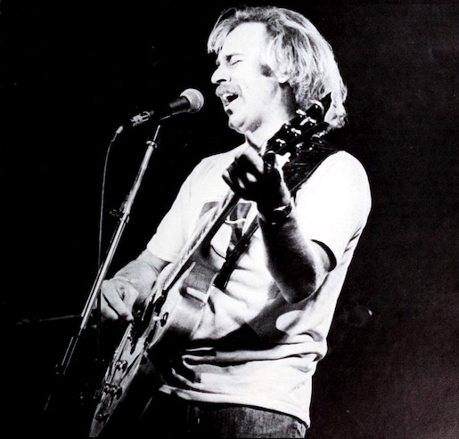 Jimmy Buffett, 1977 - Foto: https://archive.org/details/taps1977clem - Public domain - Datei: https://commons.wikimedia.org/wiki/File:Jimmy_Buffett_at_Clemson_(Taps_1977).png