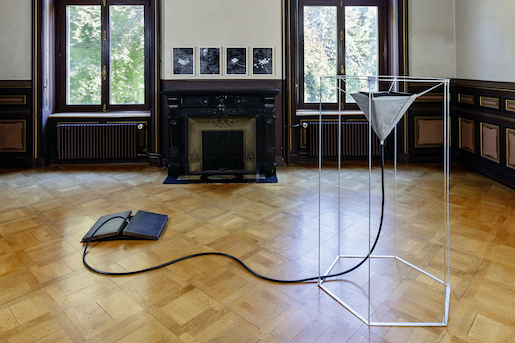 Roman Signer, Kraft des Regens 1, 1974, Aluminiumtrichter, PVC-Schlauch, Gummischlauch, Gummisack, 4 Eisenplatten, Regenwasser und Zeichnung, 144 × 90 × 78 cm Eisenplatten je 45 × 30 × 1 cm, Schenkung Ursula Hauser, 2022 - Foto: Stefan Rohner