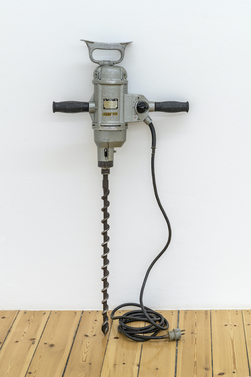 Sung Tieu, To Live Your Faith At Work, 2022, Courtesy Galerie Sfeir-Semler, Hamburg/Beirut - Foto: Helge Mundt 